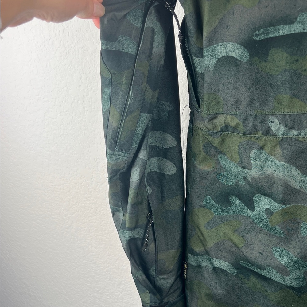 Volcom Women’s Green and Black Camo Field Ski Snow Jacket with Gore-Tex Tech - Picture 12 of 13